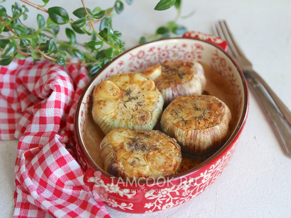 Запеченный чеснок в духовке, рецепт с фото