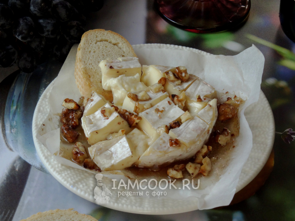 Камамбер с медом в духовке, рецепт с фото