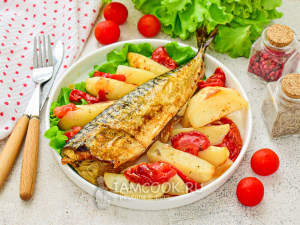 Скумбрия с картошкой и помидорами в духовке, рецепт с фото