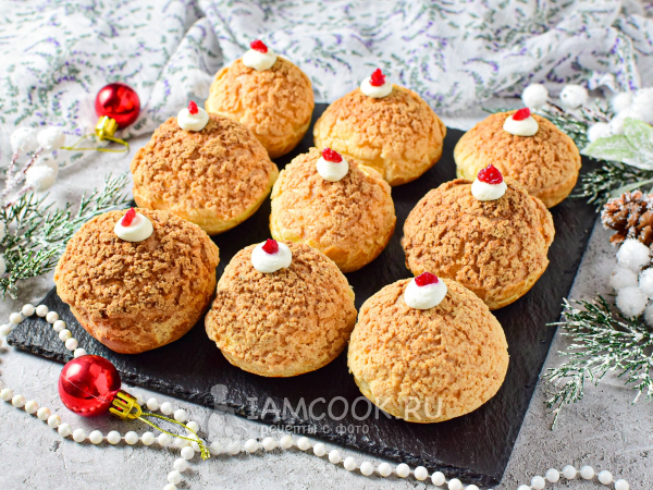 Пирожное шу с крем-чизом и ягодной начинкой, рецепт с фото