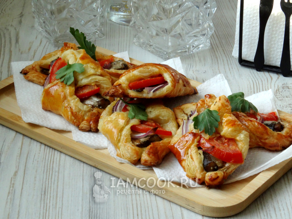 Шпроты в слоеном тесте, рецепт с фото