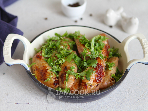 Куриные крылышки с луком на сковороде, рецепт с фото