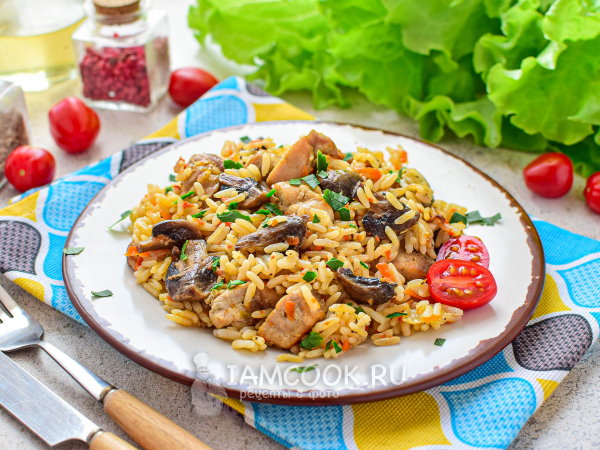 Плов с курицей и грибами на сковороде, рецепт с фото