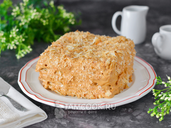 Торт «Наполеон» с вареной сгущенкой (из готового слоеного теста), рецепт с фото