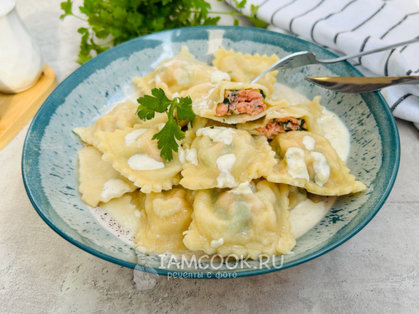 Равиоли с семгой в сливочном соусе, рецепт с фото