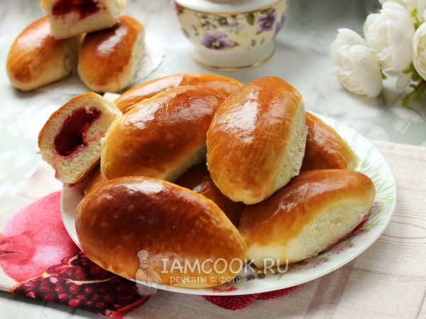 Пирожки с вишней и клубникой (из дрожжевого теста), рецепт с фото