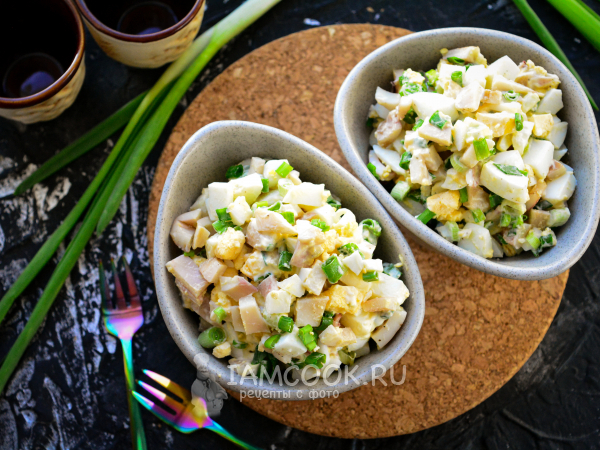 Салат с кальмарами, яйцом и зеленым луком, рецепт с фото