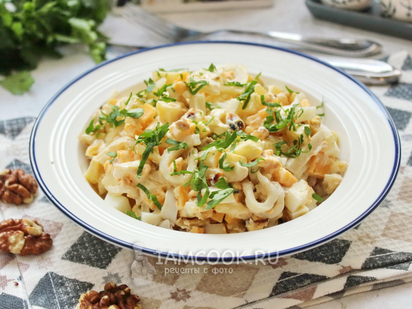 Салат с кальмарами и грецкими орехами, рецепт с фото