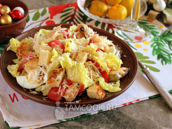 Салат «Цезарь» с морским коктейлем, рецепт с фото