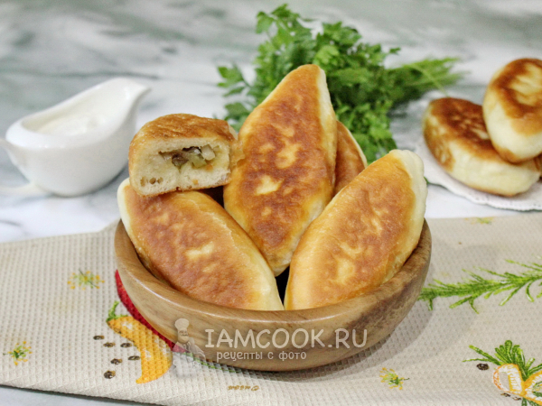 Пирожки с солеными огурцами и луком, рецепт с фото