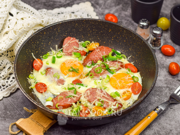 Яичница с колбасой и сыром на сковороде, рецепт с фото