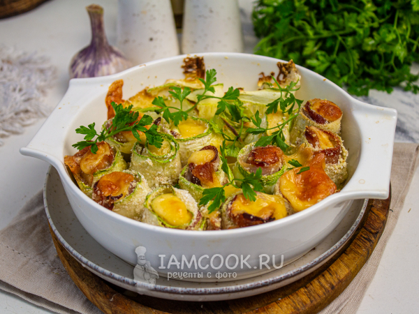 Рулетики из кабачков с сыром и беконом, рецепт с фото