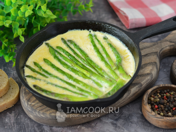 Омлет со спаржей на сковороде, рецепт с фото