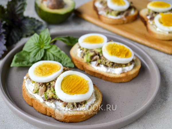 Тосты с тунцом, авокадо и яйцом, рецепт с фото