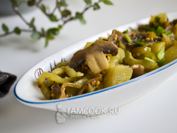 Салат с картошкой, грибами и маринованными огурцами, рецепт с фото