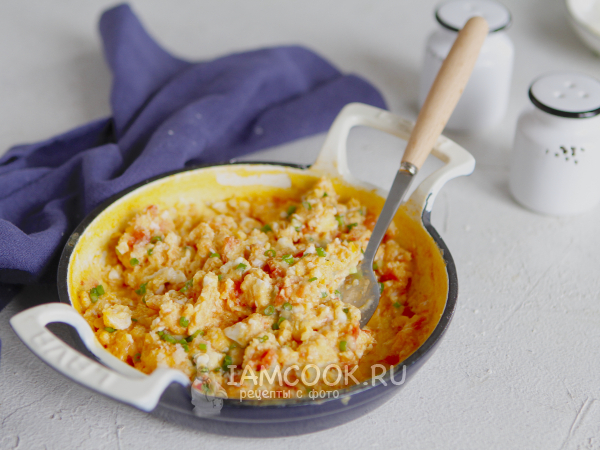 Скрэмбл с сыром и помидорами, рецепт с фото