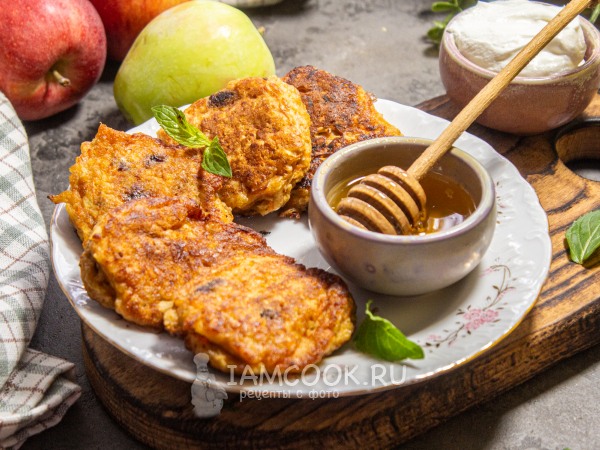 Морковно-яблочные оладьи, рецепт с фото