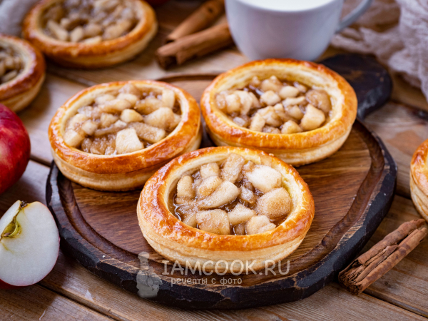 Ватрушки с яблоком из слоеного теста, рецепт с фото