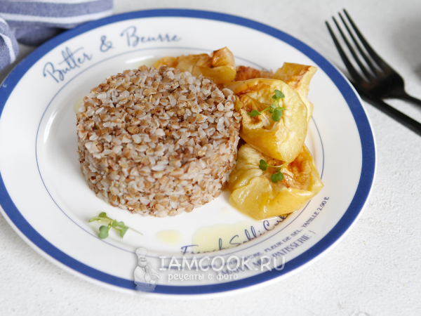 Запеченное яблоко с гречкой, рецепт с фото