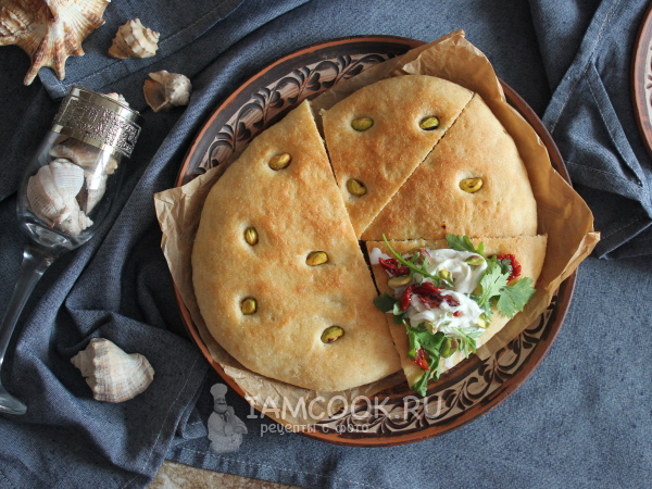 Фокачча со страчателлой и фисташками, рецепт с фото