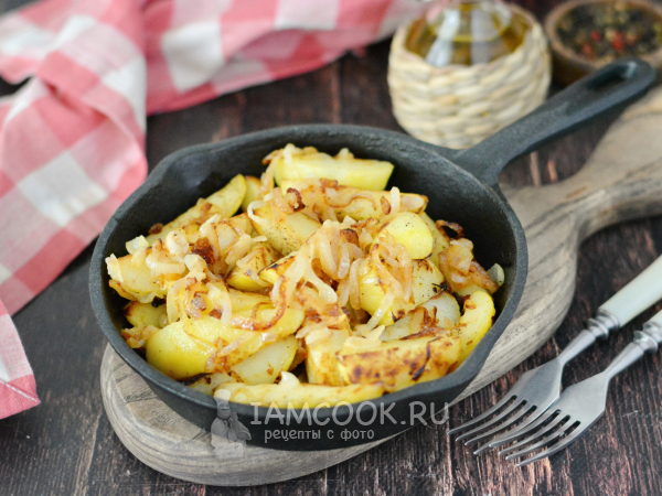 Жареная вареная картошка с луком на сковороде, рецепт с фото