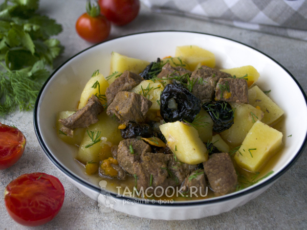 Тушеный картофель с говядиной и черносливом, рецепт с фото
