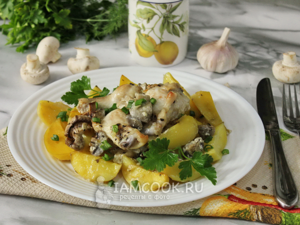 Картошка с крылышками и грибами в духовке, рецепт с фото