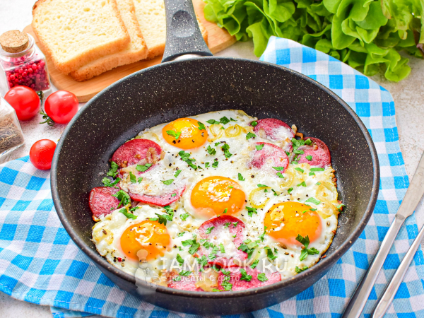 Яичница с луком и колбасой, рецепт с фото