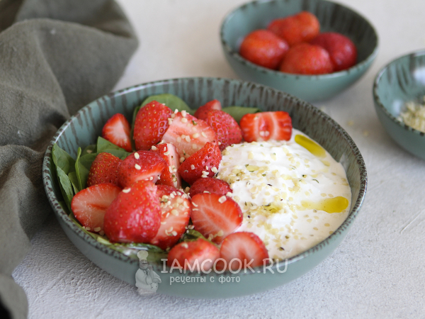 Салат со страчателлой и клубникой, рецепт с фото