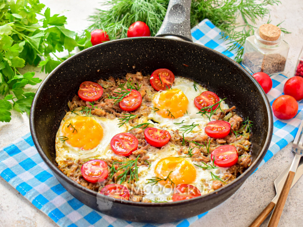 Тушенка с яйцами на сковороде, рецепт с фото