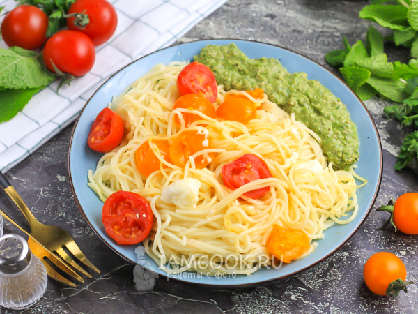 Паста с моцареллой и черри в духовке, рецепт с фото