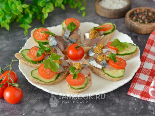 Бутерброды с соленой скумбрией, рецепт с фото