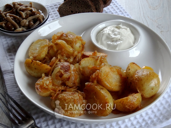 Молодая картошка с луком на сковороде, рецепт с фото