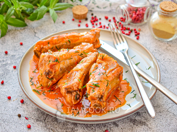 Тушеные свиные ребрышки с подливкой на сковороде, рецепт с фото