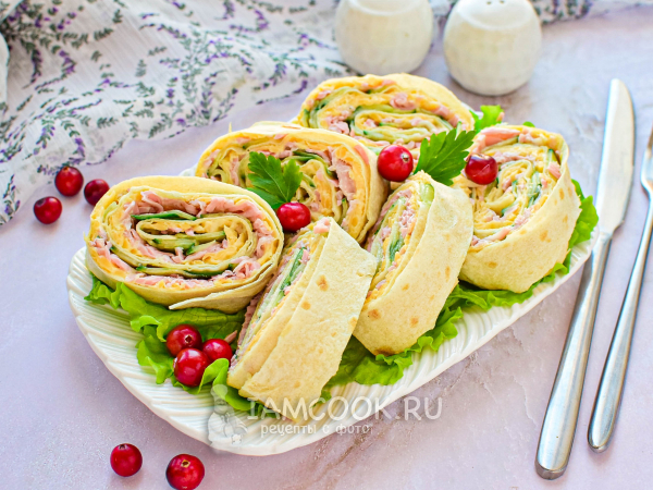 Рулет из лаваша с ветчиной и огурцом, рецепт с фото