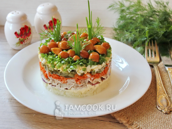 Салат «Полянка» с курицей и опятами, рецепт с фото