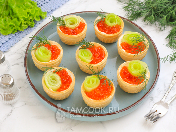 Тарталетки с творожным сыром, красной икрой и огурцом, рецепт с фото