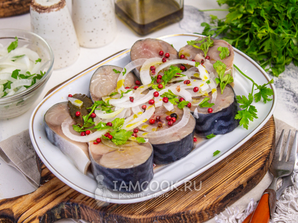 Скумбрия малосольная кусочками в рассоле в банке, рецепт с фото