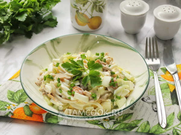 Салат с кальмарами и маринованными грибами, рецепт с фото