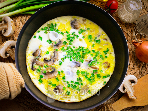 Омлет с луком и грибами на сковороде, рецепт с фото