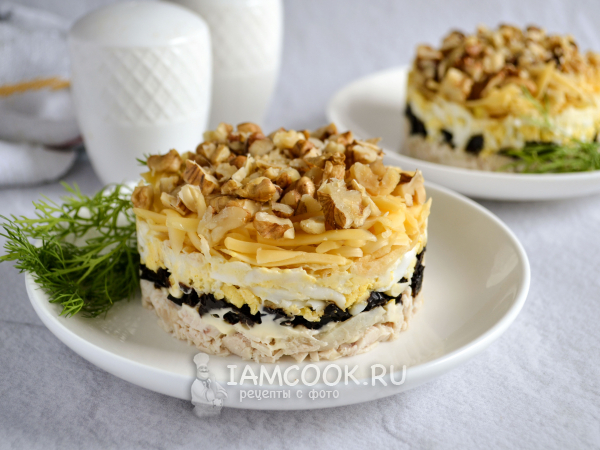 Салат «Сказка» с черносливом, курицей и грецкими орехами, рецепт с фото