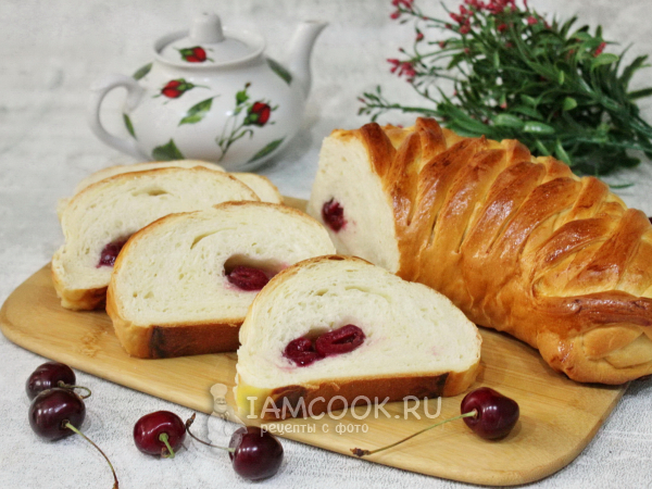 Рулет с черешней (сдобный, на дрожжах), рецепт с фото