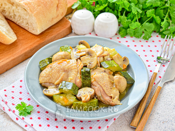 Курица с кабачками и грибами, рецепт с фото