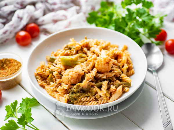 Макароны с замороженными овощами на сковороде, рецепт с фото