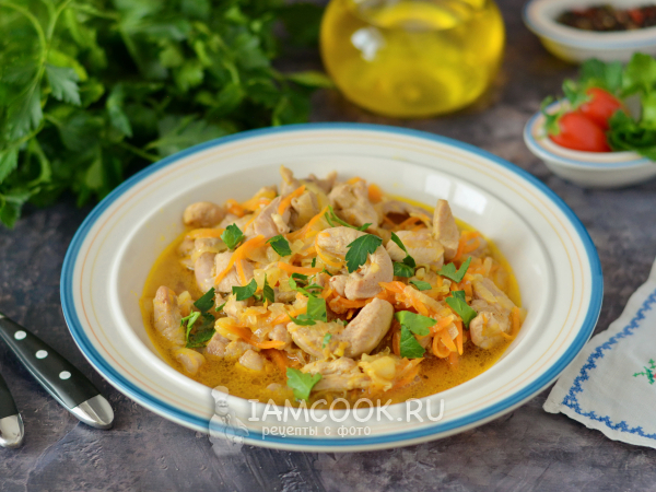 Тушеная индейка с морковью и луком на сковороде, рецепт с фото