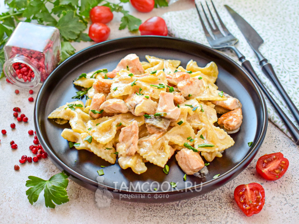 Фарфалле с лососем в сливочном соусе, рецепт с фото