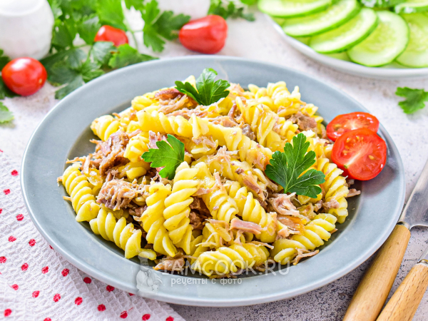 Макароны с тушенкой на сковороде с луком, рецепт с фото