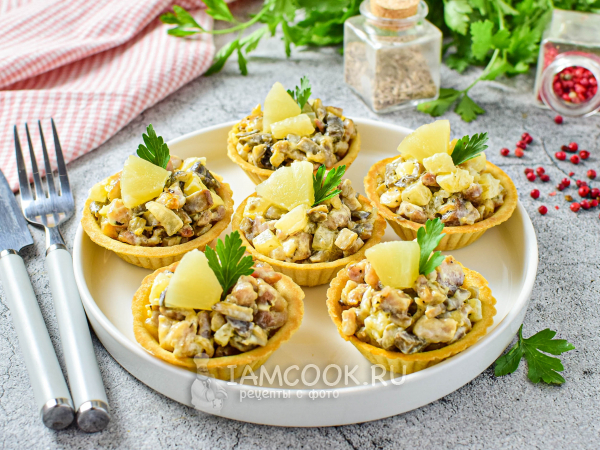 Тарталетки с курицей, грибами и ананасами, рецепт с фото