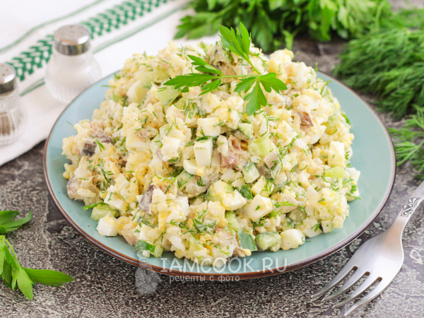 Салат с копченой скумбрией и рисом, рецепт с фото