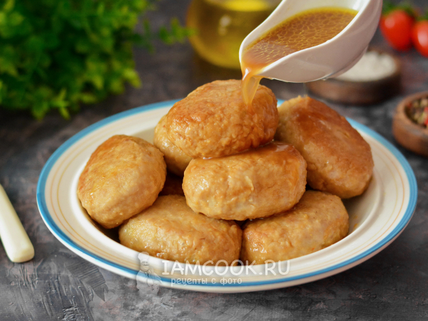 Котлеты из индейки с подливкой на сковороде, рецепт с фото